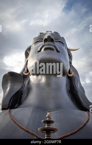 adiyogi lord shiva statua da diverse angolazioni unica immagine è presa a coimbatore india mostrando la statua del dio in montagna e cielo sfondo. Questo Foto Stock