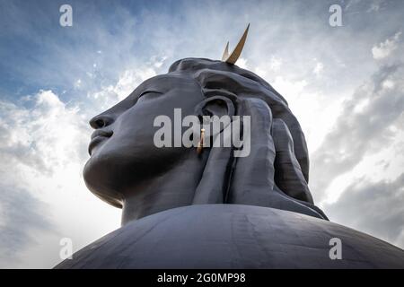 adiyogi lord shiva statua da diverse angolazioni unica immagine è presa a coimbatore india mostrando la statua del dio in montagna e cielo sfondo. Questo Foto Stock