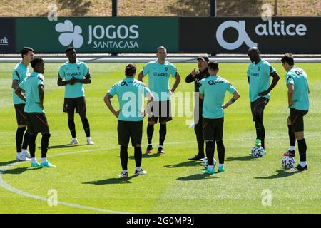 Oeiras, Portogallo. 02 giugno 2021. Giocatori della squadra portoghese in azione durante la sessione di allenamento al campo di allenamento Cidade do Futebol.la squadra di calcio portoghese si allena prima di partecipare al campionato europeo di calcio - EURO 2020 - previsto per l'inizio dell'11 giugno. (Foto di Hugo Amaral/SOPA Images/Sipa USA) Credit: Sipa USA/Alamy Live News Foto Stock