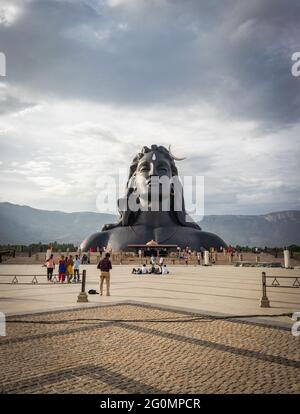 adiyogi lord shiva statua da diverse angolazioni unica immagine è presa a coimbatore india il 10 2019 gennaio che mostra la statua del dio in montagna e cielo ba Foto Stock