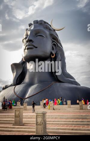 adiyogi lord shiva statua da diverse angolazioni unica immagine è presa a coimbatore india il 10 2019 gennaio che mostra la statua del dio in montagna e cielo ba Foto Stock