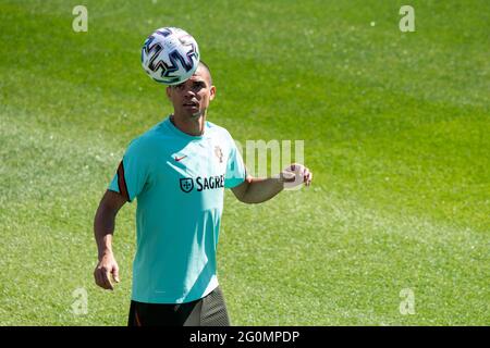 Oeiras, Portogallo. 02 giugno 2021. Pepe del Portogallo in azione durante la sessione di allenamento al Cidade do Futebol training Ground.la squadra di calcio portoghese si allena prima di partecipare al campionato europeo di calcio - EURO 2020 - previsto per l'inizio dell'11 giugno. (Foto di Hugo Amaral/SOPA Images/Sipa USA) Credit: Sipa USA/Alamy Live News Foto Stock