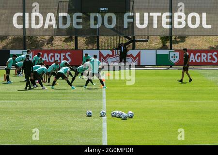 Oeiras, Portogallo. 02 giugno 2021. Giocatori della squadra portoghese in azione durante la sessione di allenamento al campo di allenamento Cidade do Futebol.la squadra di calcio portoghese si allena prima di partecipare al campionato europeo di calcio - EURO 2020 - previsto per l'inizio dell'11 giugno. (Foto di Hugo Amaral/SOPA Images/Sipa USA) Credit: Sipa USA/Alamy Live News Foto Stock