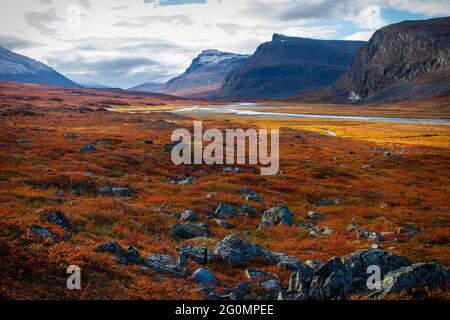 Sentiero escursionistico Kungsleden (re) in direzione di Suni, mattina presto, Lapponia, Svezia, 2020 settembre. Foto Stock