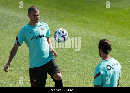 Oeiras, Portogallo. 02 giugno 2021. Pepe (L) del Portogallo in azione durante la sessione di allenamento al campo di allenamento Cidade do Futebol.la squadra di calcio portoghese si allena prima di partecipare al campionato europeo di calcio - EURO 2020 - previsto per l'11 giugno. (Foto di Hugo Amaral/SOPA Images/Sipa USA) Credit: Sipa USA/Alamy Live News Foto Stock