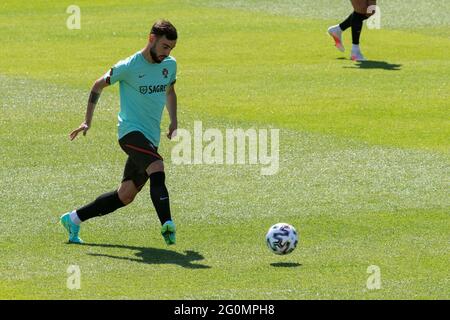 Oeiras, Portogallo. 02 giugno 2021. Bruno Fernandes in azione durante la sessione di allenamento al campo di allenamento Cidade do Futebol.la squadra di calcio portoghese si allena prima di partecipare al campionato europeo di calcio - EURO 2020 - previsto per l'11 giugno. (Foto di Hugo Amaral/SOPA Images/Sipa USA) Credit: Sipa USA/Alamy Live News Foto Stock