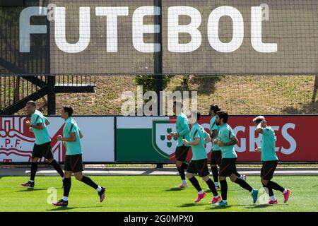 Oeiras, Portogallo. 02 giugno 2021. Giocatori della squadra portoghese in azione durante la sessione di allenamento al campo di allenamento Cidade do Futebol.la squadra di calcio portoghese si allena prima di partecipare al campionato europeo di calcio - EURO 2020 - previsto per l'inizio dell'11 giugno. Credit: SOPA Images Limited/Alamy Live News Foto Stock