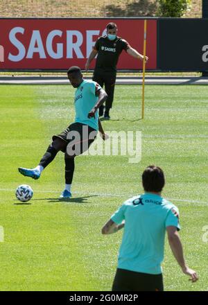 Oeiras, Portogallo. 02 giugno 2021. William Carvalho in azione durante la sessione di allenamento al campo di allenamento Cidade do Futebol.la squadra di calcio portoghese si allena prima di partecipare al campionato europeo di calcio - EURO 2020 - previsto per l'inizio dell'11 giugno. Credit: SOPA Images Limited/Alamy Live News Foto Stock