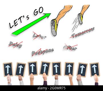 Mani che tengono slate di scrittura con frecce che puntano sul concetto di azione Foto Stock