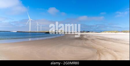 Vista delle turbine eoliche e del porto di Hvinde Sande sulla costa della Danimarca occidentale Foto Stock