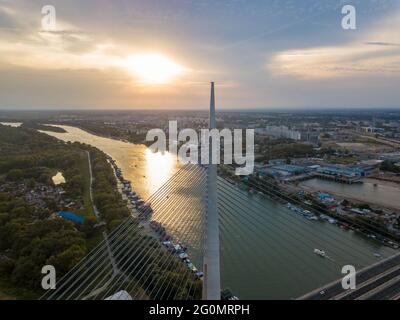 Colpo di drone del ponte sospeso di Ada a Belgrado durante il tramonto Foto Stock