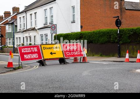 Segnaletica stradale che informa il pubblico che la strada è chiusa e seguire la deviazione Foto Stock