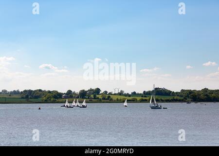 Woodbridge, Suffolk, Regno Unito 29 2021 maggio: Un locale club di vela sul fiume Deben che pratica in una giornata estiva soleggiato Foto Stock