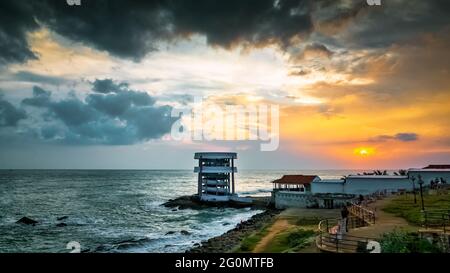 Kanyakumari, Tamil Nadu, India - 31 gennaio 2021. Torre con vista dell'alba e del tramonto sul lato del mare presso la spiaggia di Kanyakumari. Foto Stock