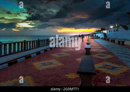 Bellissimo cielo al tramonto con spettacolari nuvole in serata a Kanyakumari spiaggia, Tamil Nadu, India. Foto Stock