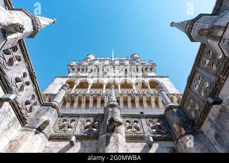 Vista grandangolare della torre Belem a Lisbona dall'interno Foto Stock