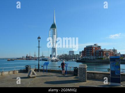 La torre Spinnaker, le banchine di Gunwharf e lo storico porto di Portsmouth si affacciano sul porto da un'area pubblica di Old Portsmouth Foto Stock