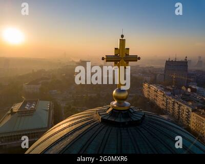 Croce d'oro sulla cima della cupola del tempio di San Sava a Belgrado Foto Stock