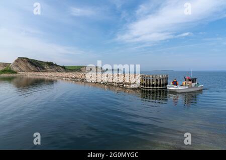 Ejerslev Lyng, Danimarca - 1 giugno 2021: Una piccola barca da pesca entra nel porto di Ejerslev Lynd Foto Stock