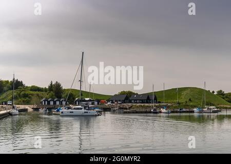 Ejerslev Lyng, Danimarca - 1 giugno 2021: Il pittoresco porto e porticciolo di Ejerslev Lynd, nel nord della Danimarca Foto Stock