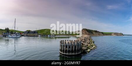 Ejerslev Lyng, Danimarca - 1 giugno 2021: Panorama del pittoresco porto e porticciolo di Ejerslev Lynd, nella Danimarca settentrionale Foto Stock