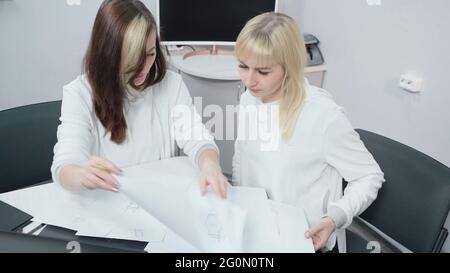 Foto di partner commerciali che parlano di lavoro in studio Foto Stock
