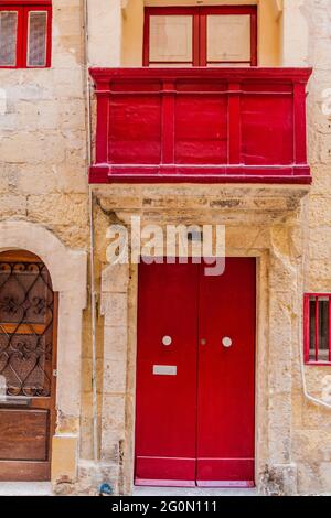 Porta tipica e balcone a la Valletta, capitale di Malta Foto Stock