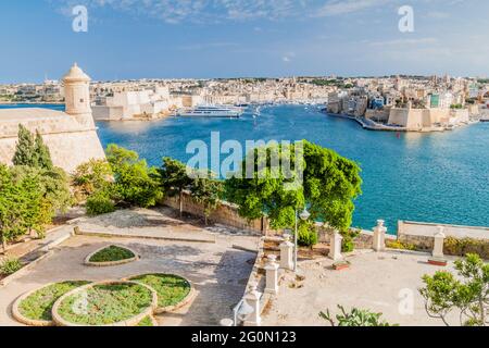 Vista sul Grand Harbour dai Giardini Herbert Ganado a la Valletta, Malta Foto Stock