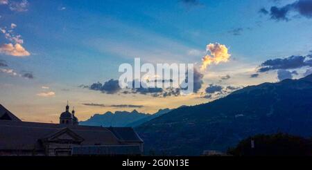 Ultime luci al tramonto su Briancon la città più alta della Francia situata ad un'altitudine di 1326 metri nel dipartimento delle Hautes Alpes Foto Stock