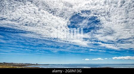 Bizzarre nuvole nel cielo della Cote Sauvage nella penisola di Quiberon, regione Morbihan in Bretagna, Francia. Immagine HDR Foto Stock