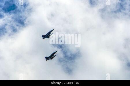 Un paio di aerei da combattimento Dassault Rafale tornano alla base dopo l'allenamento estivo nei cieli di Villey le sec nella regione della Lorena, in Francia Foto Stock