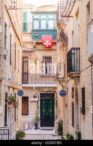 Tipica strada stretta nella città di Birgu, Malta Foto Stock