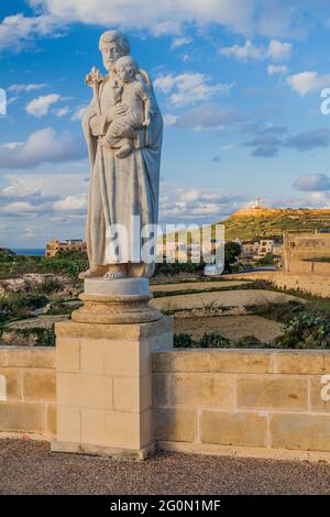 Statua nella Basilica del Santuario Nazionale della Beata Vergine di Ta' Pinu sull'isola di Gozo, Malta Foto Stock