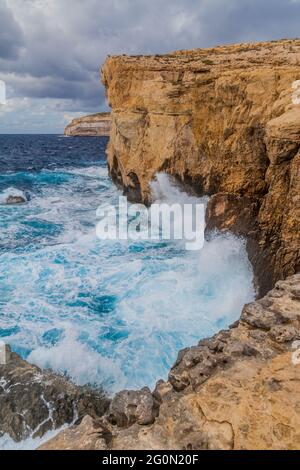 Scogliere di Dwejra, posizione della finestra crollata Azure sull'isola di Gozo, Malta Foto Stock