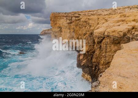 Scogliere di Dwejra, posizione della finestra crollata Azure sull'isola di Gozo, Malta Foto Stock