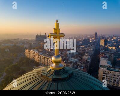 Croce d'oro sulla cima del tempio di San Sava a Belgrado Foto Stock