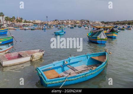 Barche da pesca nel porto della città di Marsaxlokk, Malta Foto Stock