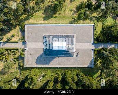 Direttamente sopra il monumento dell'eroe sconosciuto sulla cima del monte Avala Foto Stock