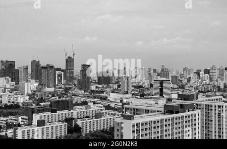 Immagine in bianco e nero del grattacielo panoramico della città di Bangkok e del paesaggio urbano della capitale della Thailandia. Foto Stock