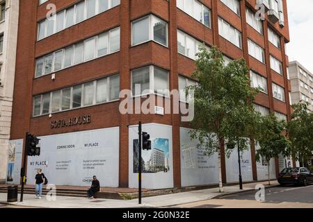 Londra, Regno Unito. 29 maggio 2021. Sofia House, un ex edificio degli uffici degli anni '80 al 204a Great Portland Street a Marylebone, è in fase di rielaborazione come W1 Place, un edificio a 8 piani ad uso misto che comprende uno spazio al dettaglio, 37 appartamenti e parcheggio. Nel 2018, l'edificio è stato occupato da attivisti immobiliari per creare un centro di sostegno per i senzatetto chiamato Centro di solidarietà di Sofia. Credit: Mark Kerrison/Alamy Live News Foto Stock