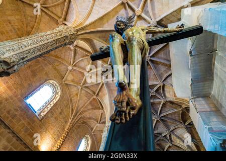 Dettaglio di un crocifisso all'interno del Mosteiro dos Jeronimos nel quartiere di Belem a Lisbona, Portogallo. Questo monastero in stile manuelino fu costruito i Foto Stock