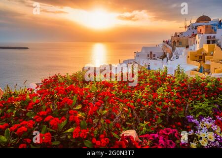 Tramonto sulla città di Oia sull'isola di Santorini in estate. Santorini, Grecia Foto Stock