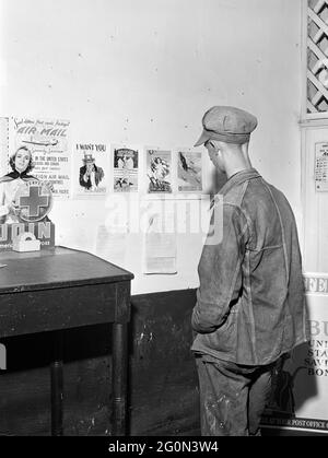 Young Man in Post Office Reading Army Recruitment Posters, Franklin, Heard County, Georgia, USA, Jack Delano, US Office of War Information, aprile 1941 Foto Stock