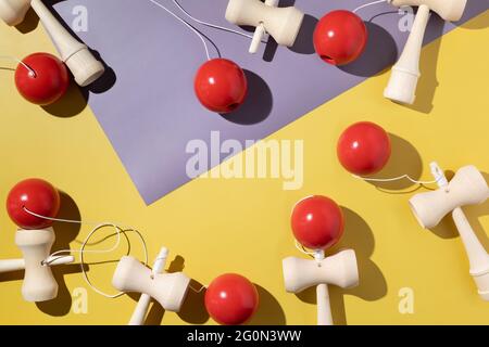Classico gioco giapponese kendama sullo sfondo. Giocare kendama, nuovo e usato Foto Stock