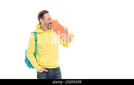 stile hipster maschile casual. spazio copia. mature happy man portare zaino e penny board Foto Stock