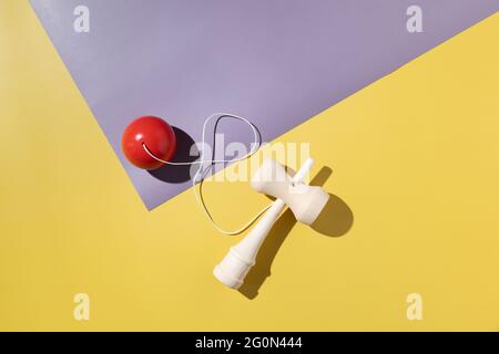 Classico gioco giapponese kendama sullo sfondo. Giocare kendama, nuovo e usato Foto Stock