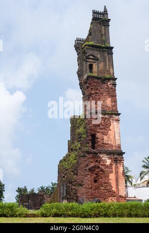 OLD Goa, INDIA - 15 dicembre 2019: Old Goa Goa India 15 2019 dicembre: Famosa attrazione turistica Torre di Sant'Agostino Foto Stock