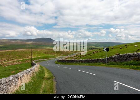 Dirigersi verso Horton-in-Ribblesdale con la montagna Pen-y-ghent, proseguendo sulla pittoresca B6479, Yorkshire Dales National Park, Regno Unito Foto Stock