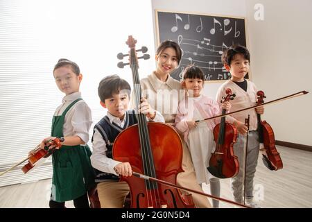 Lezioni di musica per bambini felici Foto Stock