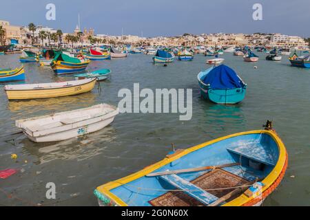 MARSAXLOKK, MALTA - 12 NOVEMBRE 2017: Barche da pesca nel porto della città di Marsaxlokk, Malta Foto Stock